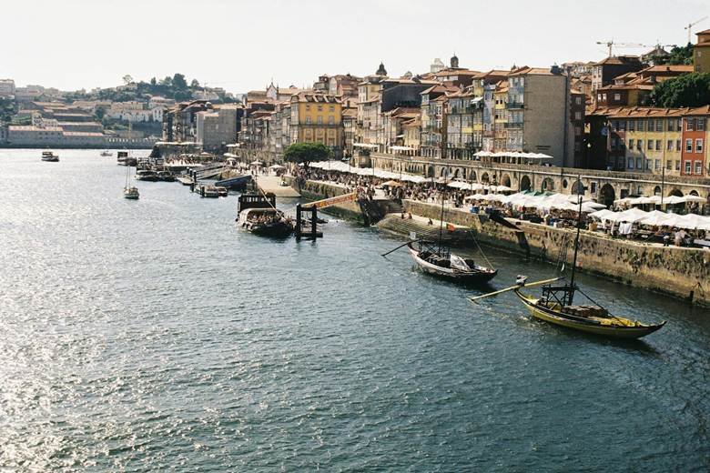 https://www.pexels.com/photo/boats-moored-in-porto-18201273/